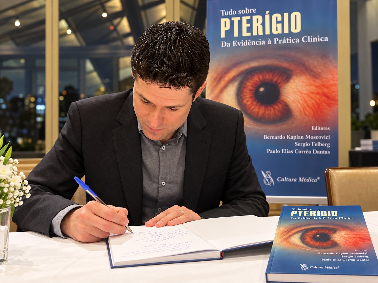 Dr. Bernardo Kaplan Moscovici assinando exemplar do livro 'Tudo sobre Pterígio — Da Evidência à Prática Clínica' (Cultura Médica)