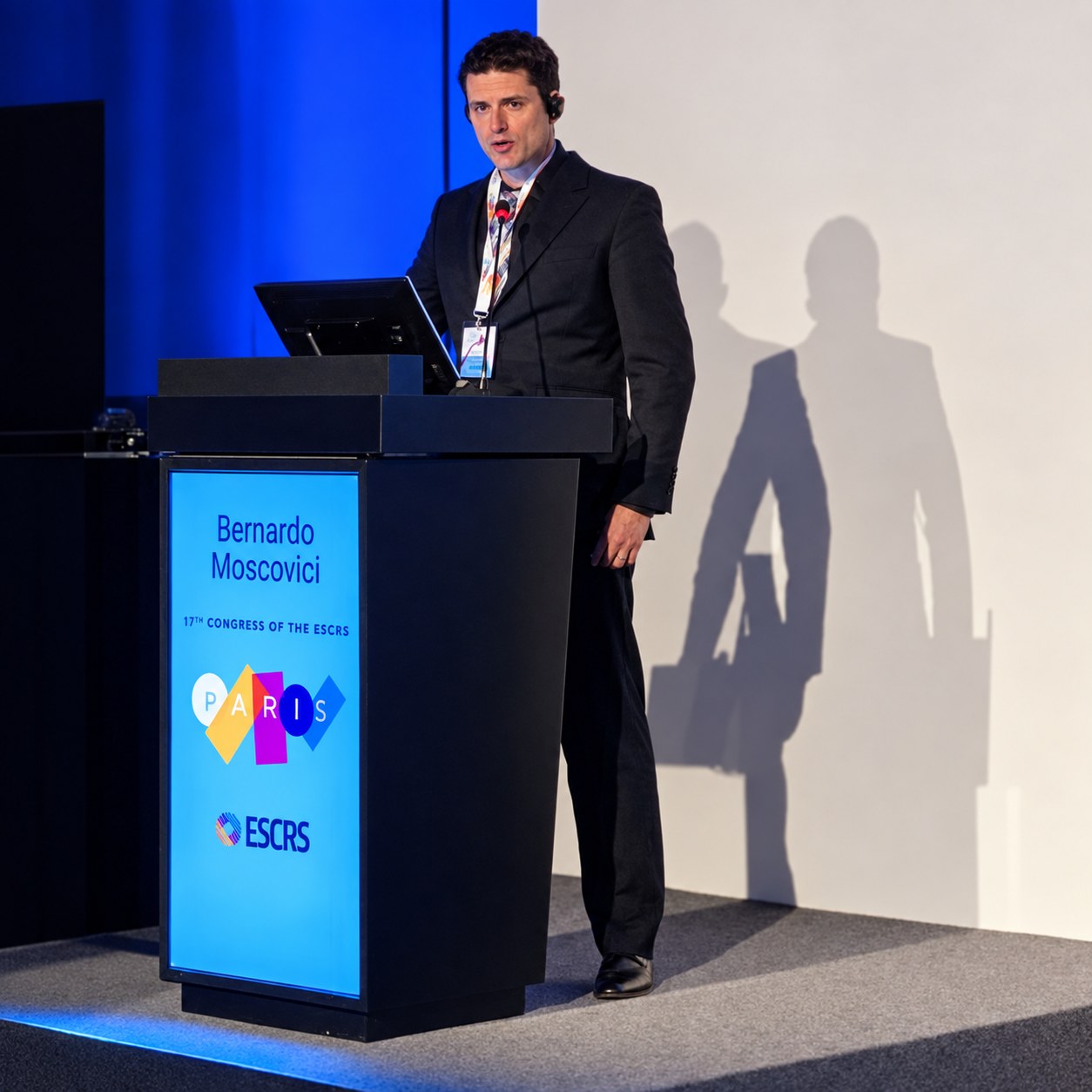 Dr. Bernardo Kaplan Moscovici palestrando no 17º Congresso da ESCRS em Paris